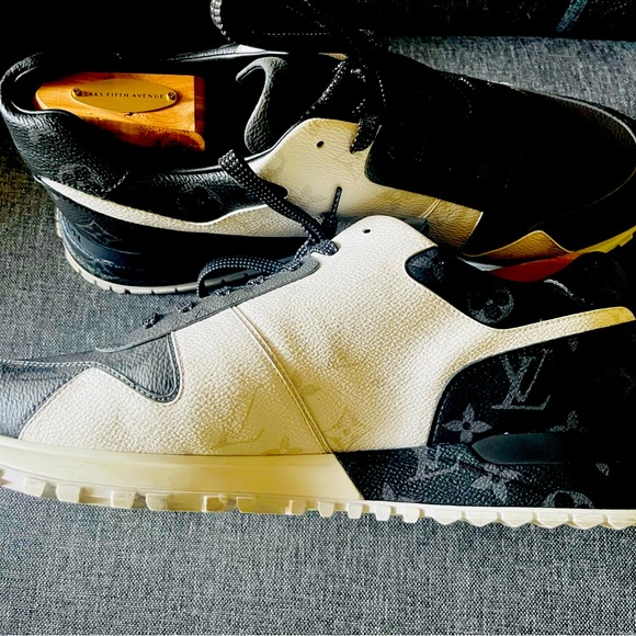 Men’s 91/2 Louis Vuitton sneakers- gently worn once - Picture 9 of 11